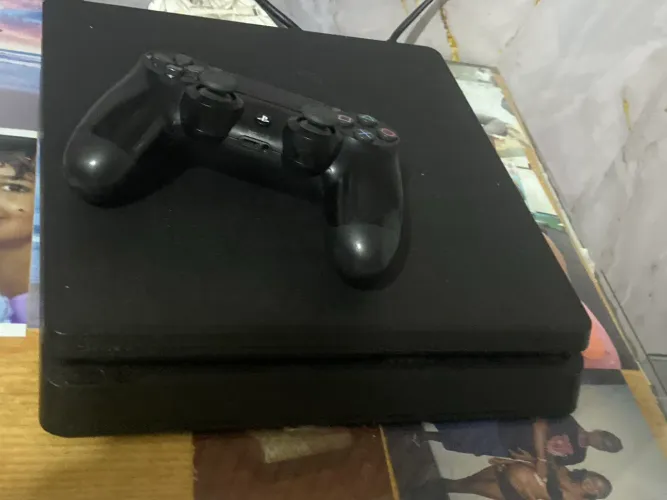 Vendo ps4 semi novo com dois controles 