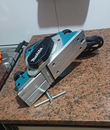 Plaina elétrica manual