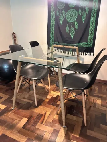 Mesa de jantar (140×80×76) com 4 cadeiras