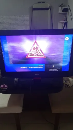 Tv LG LCD não é srmartv pra sai logo por 170 tem que trocar a película um cinema