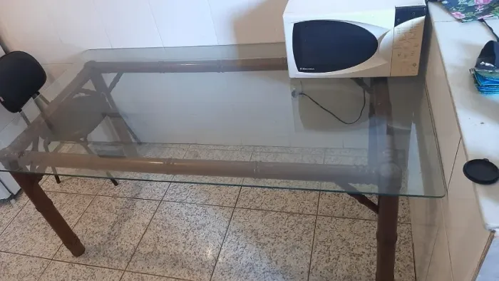 Mesa de vidro retangular e Microndas