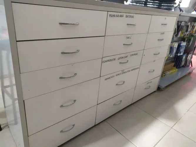 Balcão de MDF com 15 gavetas. 1 MT de alta.x 1.70 largura