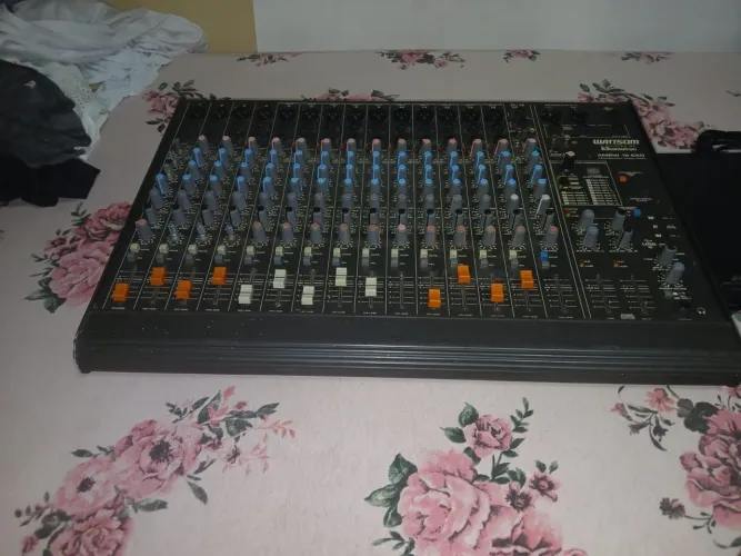Vendo mesa de som bem conservada 