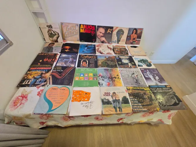 Lote 27 LPs Vinil Nostalgia - Trilhas de Novelas, Hits Internacionais e Instrumentais
