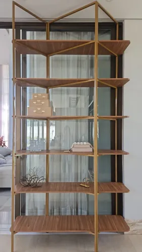 Estante modelada sob medida, METALON dourado com MDF amadeirado