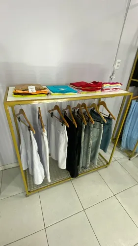 Móveis de loja de roupas
