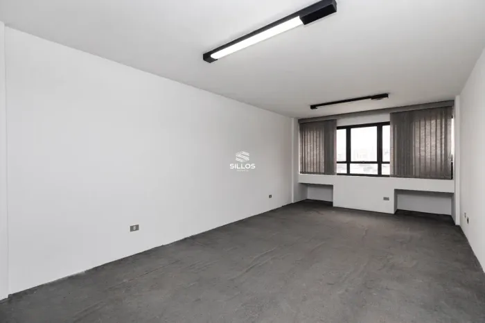 Sala comercial com 42,90 m² para alugar no Centro de Curitiba