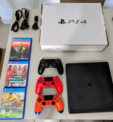 VENDO PS4 SLIM DE 1 TERA DE MEMÓRIA. ACOMPANHA TRÊS CONTROLES E TRÊS JOGOS.