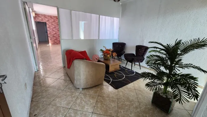 Prédio comercial no Belenzinho com 260 metros, 8 salas, 4 banheiros, próximo Avenida Salim