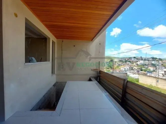 RV-MAR5414 EXELENTE CASA COM AMPLO QUINTAL PRÉ CONSTRUIDA