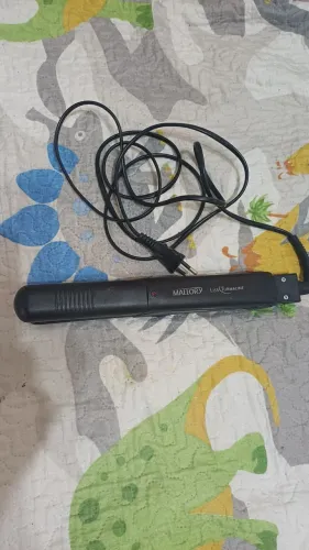 prancha de cabelo Mallory Liss Turmaline preta com placas de cerâmica.
