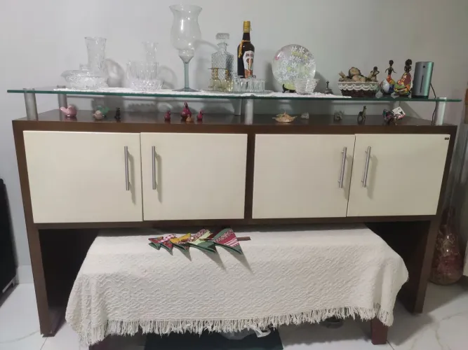Buffet em madeira e vidro