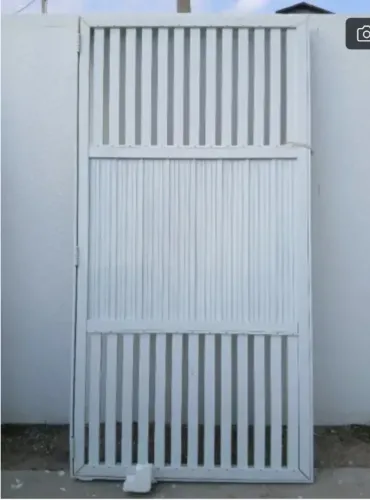 Portão branco medindo 1,30x2,50