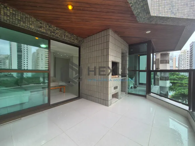 Apartamento reformado com varanda gourmet na Praia das Pitangueiras, Guarujá