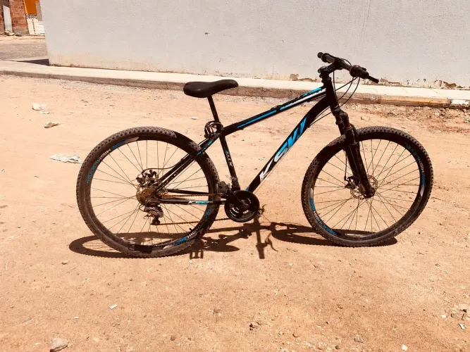 Bicicleta aro 29, preta e azul, com suspensão. Usada, precisa de alguns ajustes.