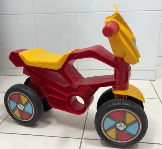 Bicicleta de equilíbrio 4 rodas sem pedal Totokross da Cardoso Toys / Brinquedo infantil