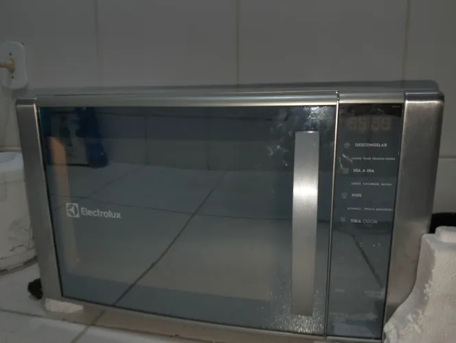 Micro-ondas Electrolux 31L cor Inox Espelhado com Função Grill e Painel Blue Touch (ME41X)