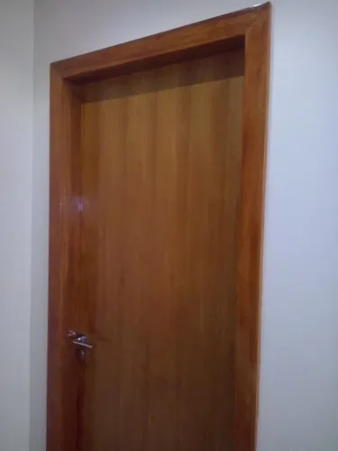 Instalação de portas e alizares.