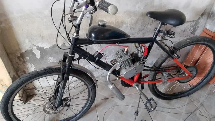 Vendo uma bicicleta com motor 