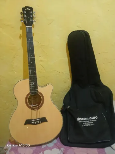 Vende-se um violão, novissimo, oportunidade!