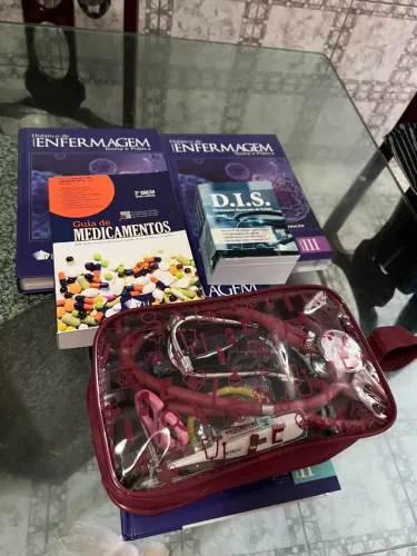 Vendo livros e kit de enfermagem completo novo nunca usado