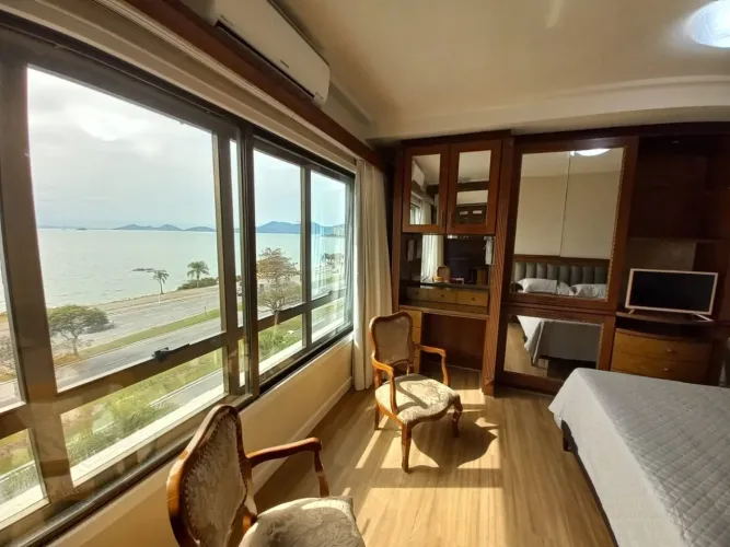 Apartamento Duplex Mobiliado para Alugar no Av. Beira Mar Norte, em Florianópolis.