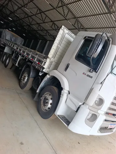 Caminhão 24250 bitruck