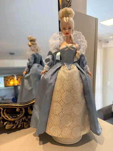 Barbie Princess of the Danish Court 2002