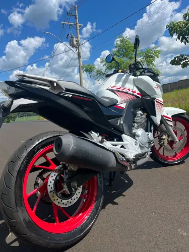 Vende-se CB250F Twister branca 