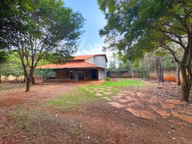 Chácara com 1.330m², casa completa 200m² com 2 suítes, área gourmet e excelente estrutura.