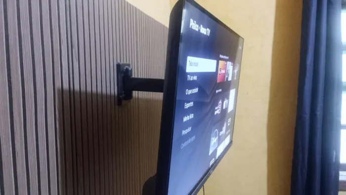 Vende-se Smart TV Philco 32" com suporte de parede.