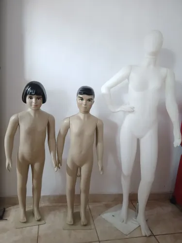 Vendo 4 maniquis infantis e 2 infanto juvenil,semi novos,barato 