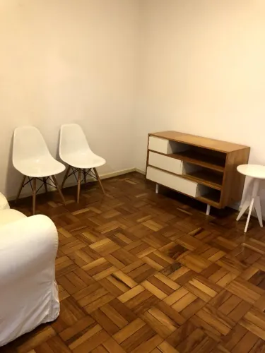 OPORTUNIDADE: Sala Completa (sofá Etna 2 lugares + rack e mesinha Oppa + 2 cadeiras Eames)