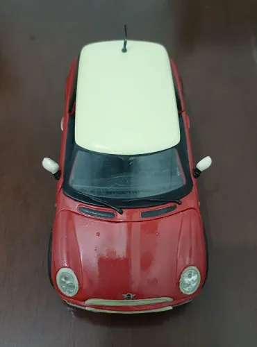 CARRO MINIATURA COLECIONÁVEL DA MARCA MAISTO ESCALA 1/24 MINI COOPER VERMELHO TETO BRANCO.