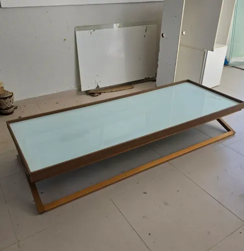 Mesa de Centro em Madeira e Vidro de Alto Padrão