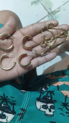 Vendo esses 2 par de brincos romannel é esse cordão