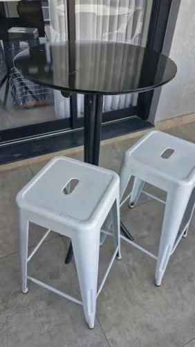 Mesa alta com 2 banquetas