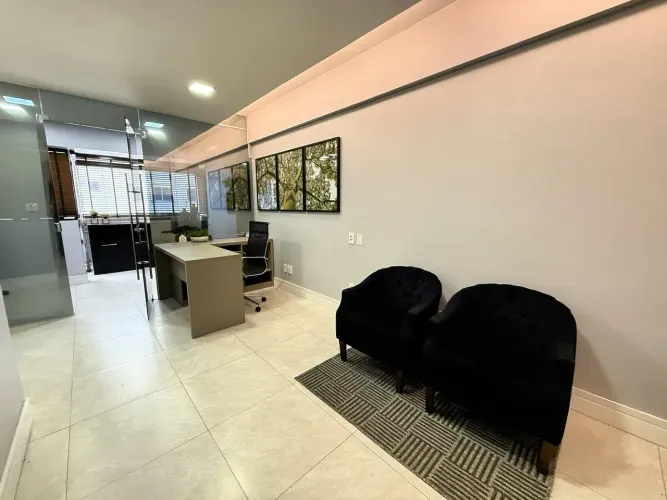 Alugo | Sala Comercial Mobiliada no Infinity Corporate Center, 40m², R$ 5 Mil