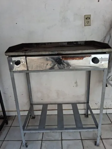 Chapa para hambúrguer e arrumadinhos - industrial já com suporte de ferro.