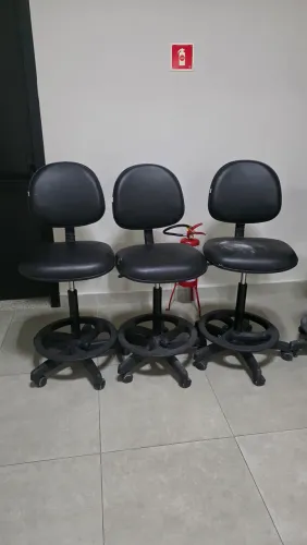 Cadeiras de bancada em couro