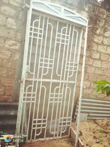 Vende-se linda porta de ferro com vidro instalado