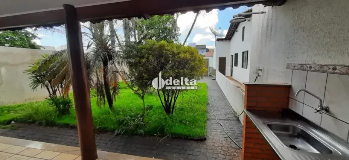 Casa disponível para venda no bairro Jardim Patrícia em Uberlândia-MG