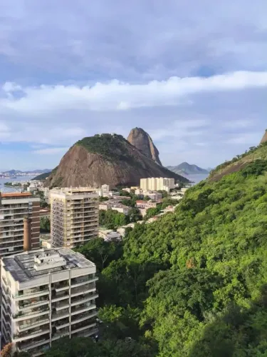 Apartamento para aluguel tem 86 metros quadrados com 2 quartos