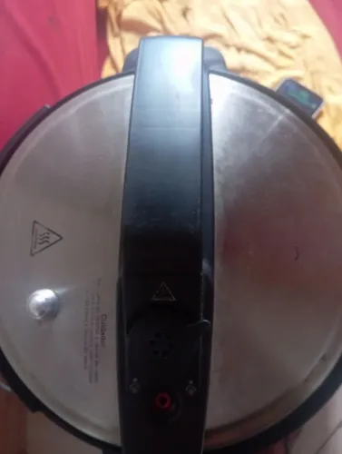 Vendo panela de pressão elétrica em ótimo Estado mais informações *