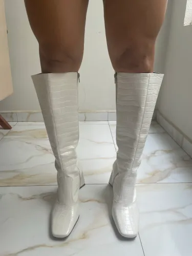 Bota Cano Longo Salto Médio Bloco Croco Off White