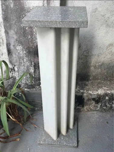 Coluna Decorativa em Pedra de Mármore (branco / cinza)