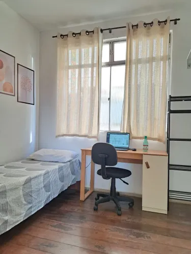 Alugo quarto individual em frente a academia da PM no Prado. Com garagem.