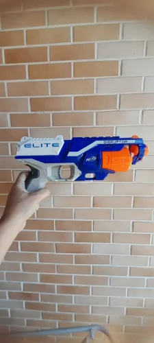 Nerf elite disruptor capacidade para 5 balas. 