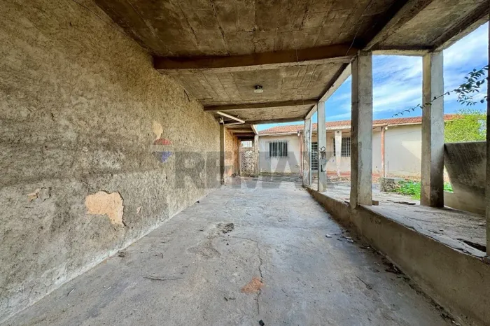 LOTE DE ESQUINA COM 413 m², 3 VAGAS COBERTAS E MÚLTIPLAS POSSIBILIDADES DE RENDA NO BAIRRO