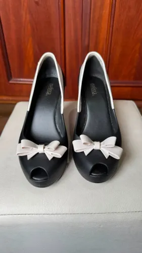 Sapato Melissa Anabela Patchuli Preto e Branco com Laço - Com Cheirinho!